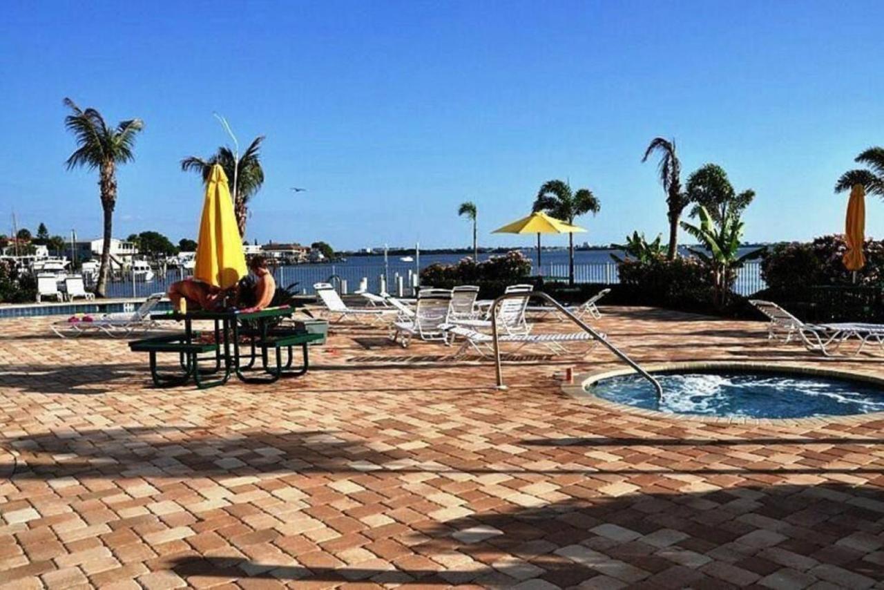Bright Luxury Oceanfront Condo With Private Balcony And Hotel Pool San Petersburgo Exterior foto